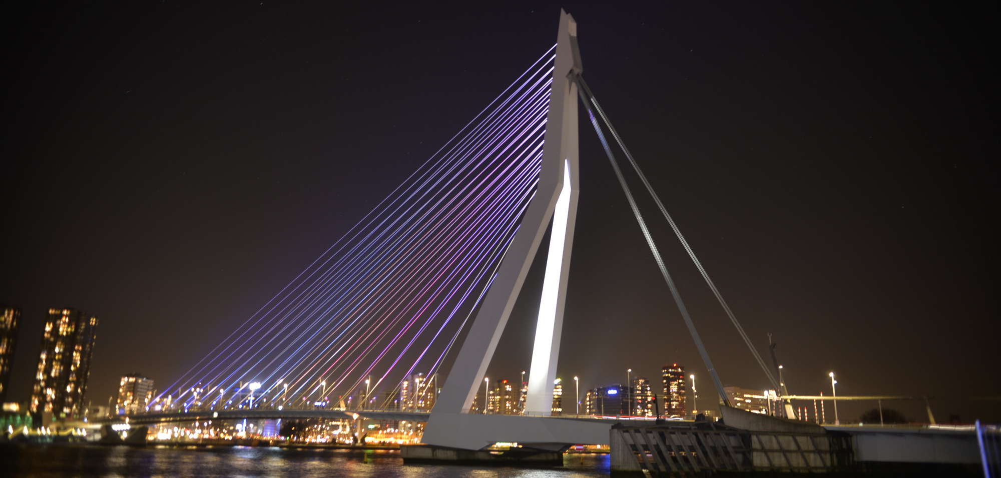 New LED lighting scheme for the Erasmus Bridge