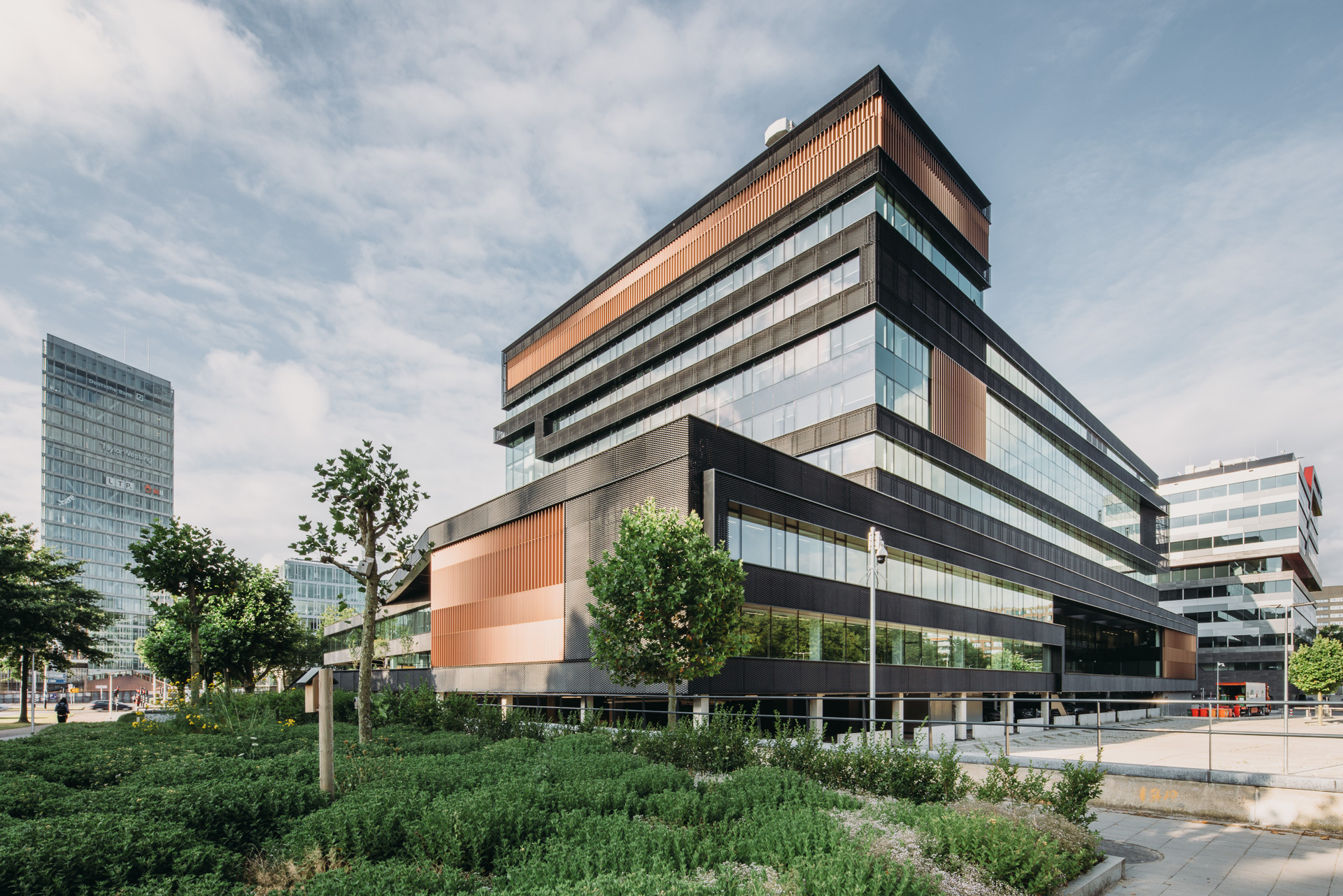 UNStudio完成了荷兰一个原银行总部大楼的翻新改造