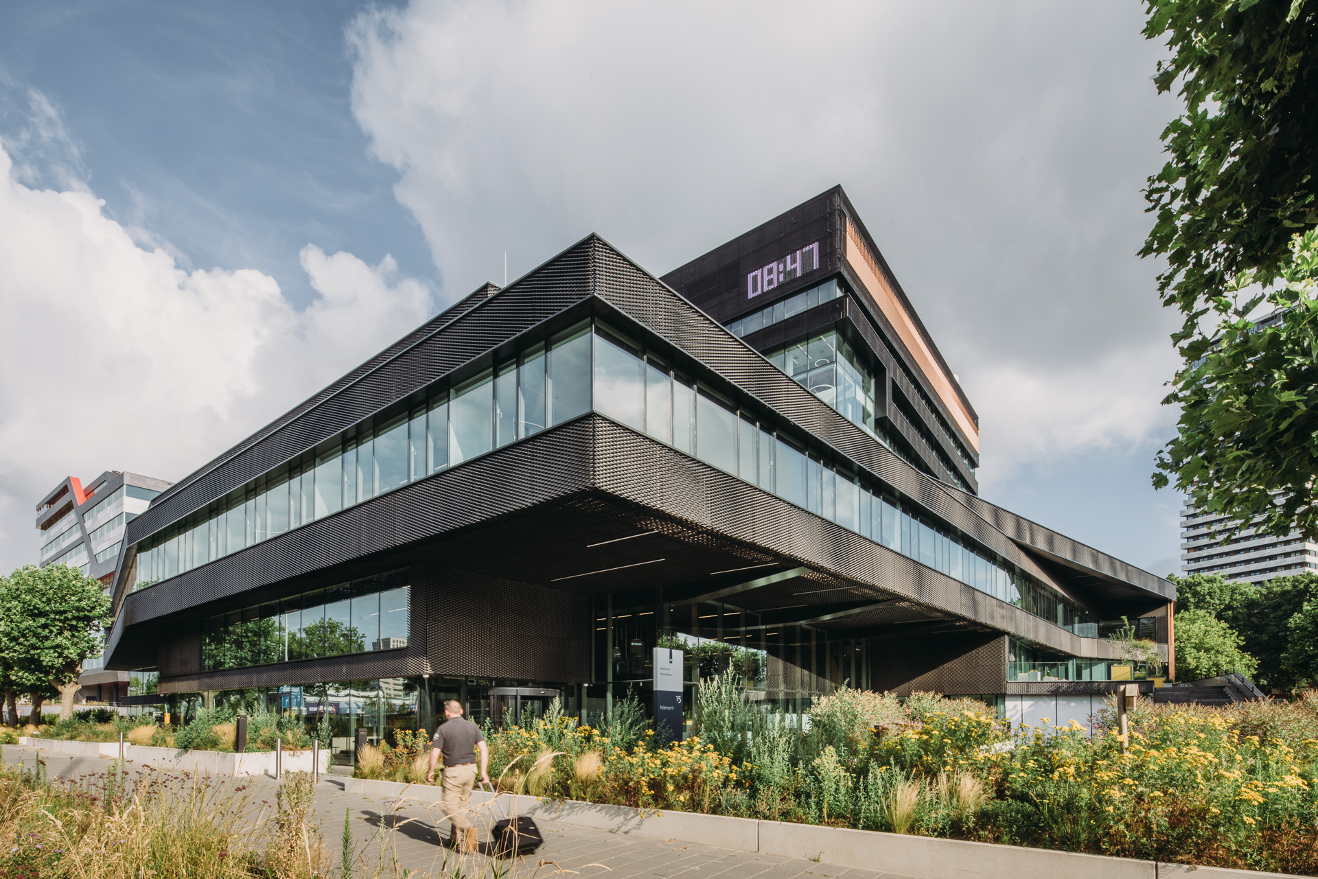 媒体发布 | 传统大楼到面向未来的办公场所的蜕变-UNStudio完成了荷兰一个原银行总部大楼的翻新改造